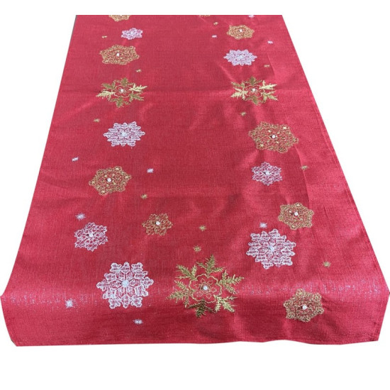 Obdĺžnikový vianočný behúň zdobený výšivkou snehových vločiek v červenej farbe