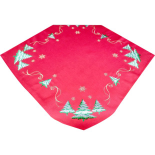 Vianočný obrus s výšivkou s vianočnými stromčekmi v červenej farbe