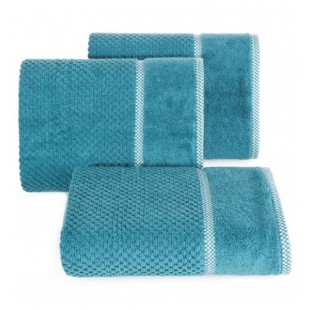 Elegantný tyrkysový bavlnený uterák s vyšívanou aplikáciou
