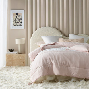 Dekoračný prehoz na posteľ NOEMI v púdrovo ružovej farbe
