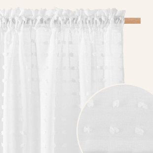 Biela záclona s riasiacou páskou so štvorčekovým vzorom