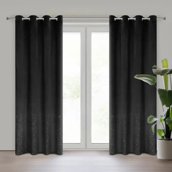 Zamatový záves zdobený diamantmi v čiernej farbe
