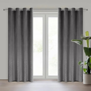 Zamatový záves zdobený diamantmi v sivej farbe