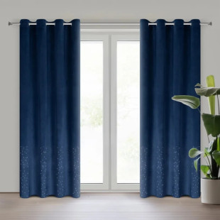 Zamatový záves zdobený diamantmi v modrej farbe