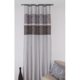 Elegantný sivý záves na okno so vzorom na háčiky