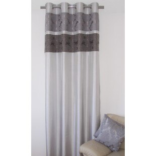 Sivý jednodielny záves na okno s elegantným vzorom