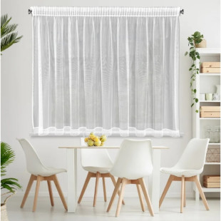 Biela záclona zakončená čipkou