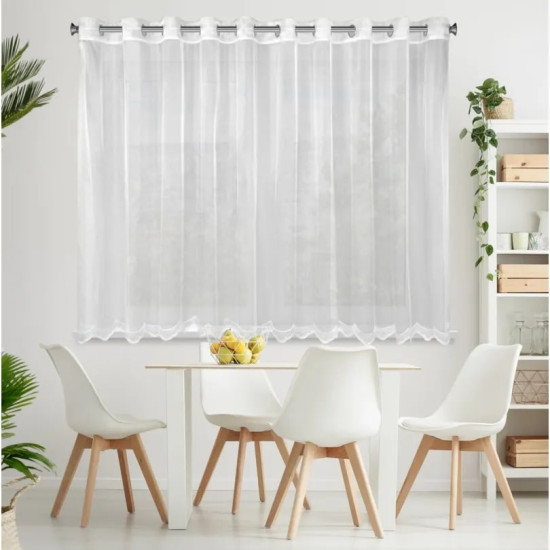 Biela záclona zakončená výšivkou