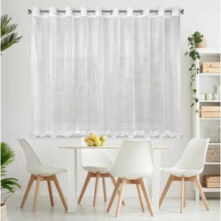 Biela záclona zakončená výšivkou