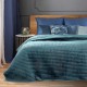 Modrý zamatový prehoz na posteľ so štvorčekovým prešívaním