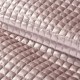 Ružový zamatový prehoz na posteľ so štvorčekovým prešívaním