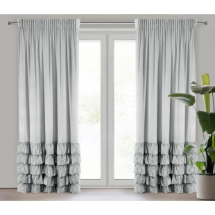 Sivý zamatový záves s volánikmi v spodnej časti