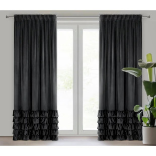 Čierny zamatový záves s volánikmi v spodnej časti