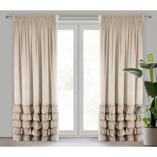 Béžový zamatový záves s volánikmi v spodnej časti