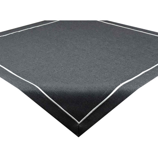 Obrus v sivej farbe s bielym lemom