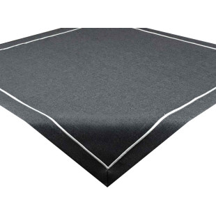 Obrus v sivej farbe s bielym lemom